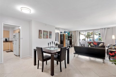 Copropriété à vendre à Surfside, Floride: 1 chambre, 84.08 m2 № 2024487 - photo 4