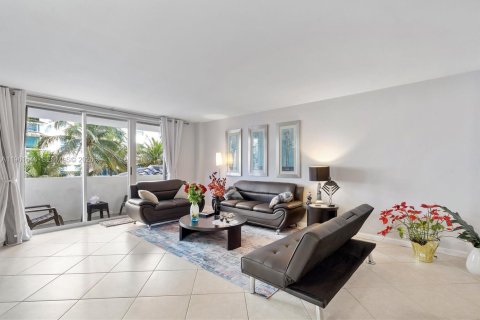 Copropriété à vendre à Surfside, Floride: 1 chambre, 84.08 m2 № 2024487 - photo 8