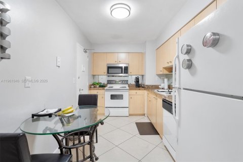 Copropriété à vendre à Surfside, Floride: 1 chambre, 84.08 m2 № 2024487 - photo 10