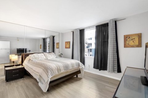 Copropriété à vendre à Surfside, Floride: 1 chambre, 84.08 m2 № 2024487 - photo 12