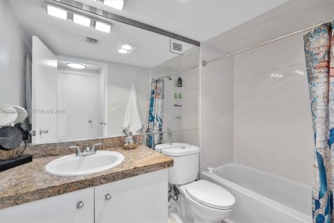 Copropriété à vendre à Surfside, Floride: 1 chambre, 84.08 m2 № 2024487 - photo 15