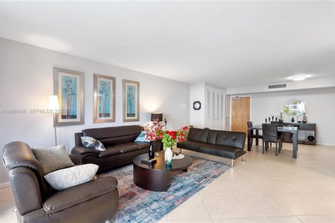 Copropriété à vendre à Surfside, Floride: 1 chambre, 84.08 m2 № 2024487 - photo 6