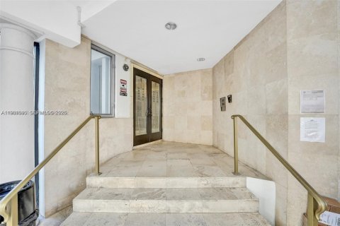 Copropriété à vendre à Surfside, Floride: 1 chambre, 84.08 m2 № 2024487 - photo 3