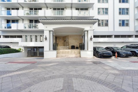 Copropriété à vendre à Surfside, Floride: 1 chambre, 84.08 m2 № 2024487 - photo 2