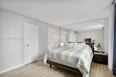 Copropriété à vendre à Surfside, Floride: 1 chambre, 84.08 m2 № 2024487 - photo 13