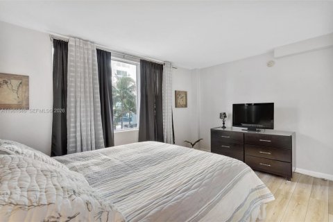 Copropriété à vendre à Surfside, Floride: 1 chambre, 84.08 m2 № 2024487 - photo 14