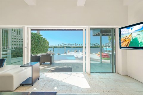 Villa ou maison à louer à Miami Beach, Floride: 5 chambres, 335.28 m2 № 2021912 - photo 3