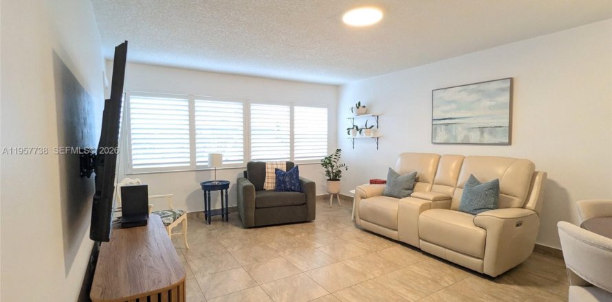 Condominio en Hallandale Beach, Florida, 1 dormitorio № 2011542