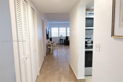 Condominio en alquiler en Hallandale Beach, Florida, 1 dormitorio, 71.53 m2 № 2011542 - foto 4