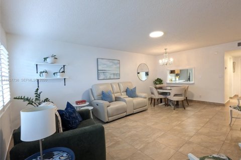 Condominio en alquiler en Hallandale Beach, Florida, 1 dormitorio, 71.53 m2 № 2011542 - foto 2