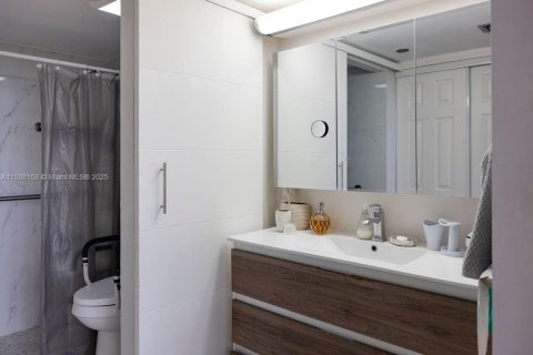 Condo in Pembroke Pines, Florida, 2 bedrooms  № 2081585 - photo 14