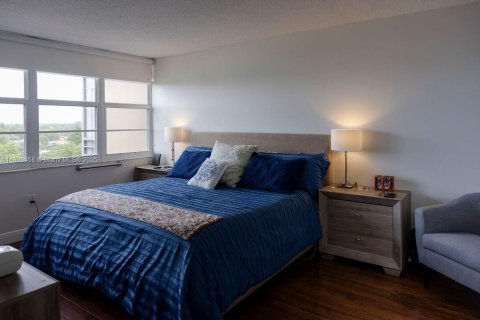 Condo in Pembroke Pines, Florida, 2 bedrooms  № 2081585 - photo 12