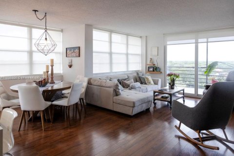 Condo in Pembroke Pines, Florida, 2 bedrooms  № 2081585 - photo 4