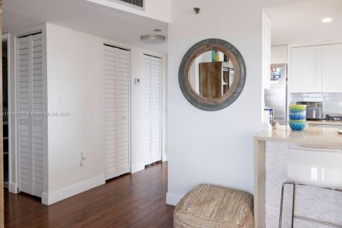 Condo in Pembroke Pines, Florida, 2 bedrooms  № 2081585 - photo 11