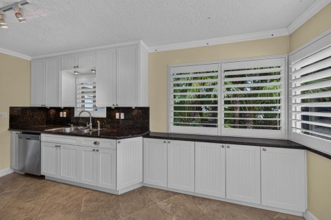 House in Fort Lauderdale, Florida 2 bedrooms, 126.35 sq.m. № 2082975 - photo 12