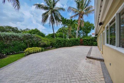 House in Fort Lauderdale, Florida 2 bedrooms, 126.35 sq.m. № 2082975 - photo 21