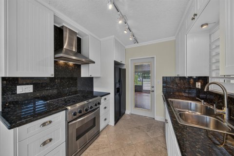 House in Fort Lauderdale, Florida 2 bedrooms, 126.35 sq.m. № 2082975 - photo 13