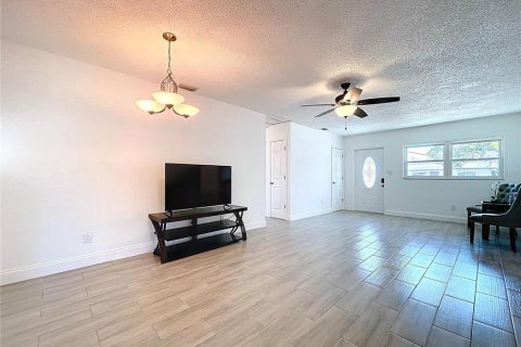 Casa en alquiler en Tampa, Florida, 3 dormitorios, 107.86 m2 № 1903889 - foto 11