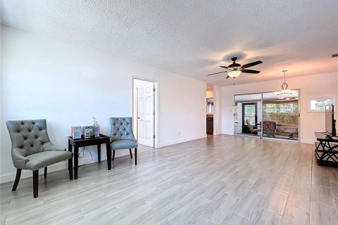 Casa en alquiler en Tampa, Florida, 3 dormitorios, 107.86 m2 № 1903889 - foto 2