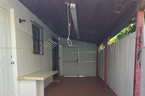 House in Miami, Florida 3 bedrooms, 289.02 sq.m. № 1956318 - photo 14