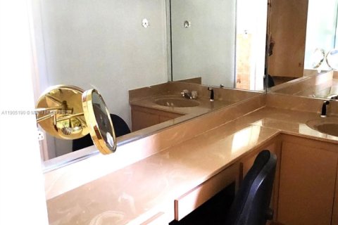 Villa ou maison à louer à Miami, Floride: 3 chambres, 289.02 m2 № 1956318 - photo 2