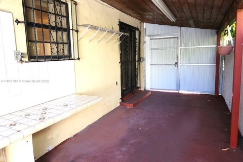 Villa ou maison à louer à Miami, Floride: 3 chambres, 289.02 m2 № 1956318 - photo 12