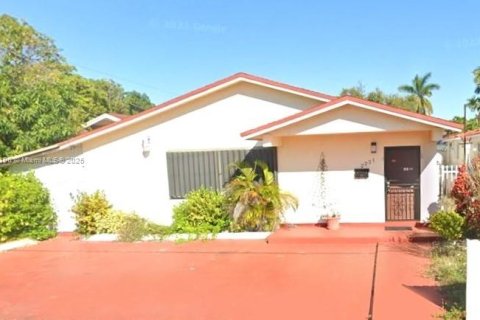 Villa ou maison à louer à Miami, Floride: 3 chambres, 289.02 m2 № 1956318 - photo 1