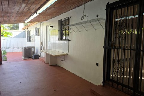 House in Miami, Florida 3 bedrooms, 289.02 sq.m. № 1956318 - photo 15