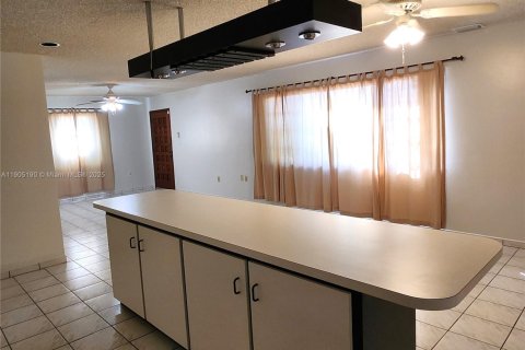 Villa ou maison à louer à Miami, Floride: 3 chambres, 289.02 m2 № 1956318 - photo 3