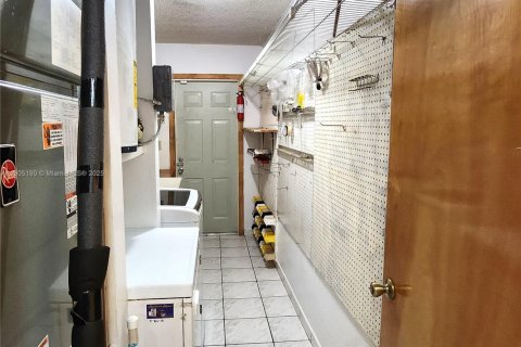 Villa ou maison à louer à Miami, Floride: 3 chambres, 289.02 m2 № 1956318 - photo 9