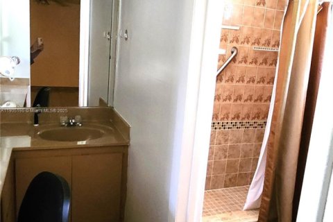 Villa ou maison à louer à Miami, Floride: 3 chambres, 289.02 m2 № 1956318 - photo 4