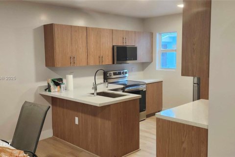 Casa en alquiler en Miami, Florida, 2 dormitorios, 134.89 m2 № 1946125 - foto 5
