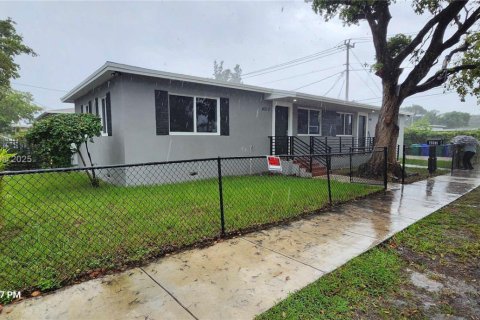 Casa en alquiler en Miami, Florida, 2 dormitorios, 134.89 m2 № 1946125 - foto 1