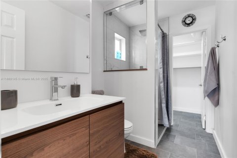 House in Wilton Manors, Florida 3 bedrooms, 163.69 sq.m. № 1942080 - photo 15