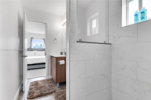 House in Wilton Manors, Florida 3 bedrooms, 163.69 sq.m. № 1942080 - photo 16