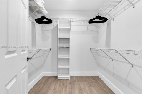 House in Wilton Manors, Florida 3 bedrooms, 163.69 sq.m. № 1942080 - photo 29