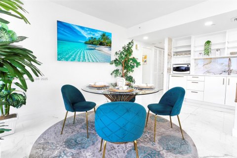 Condo in Hollywood, Florida, 1 bedroom  № 1872606 - photo 3