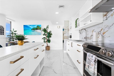 Condo in Hollywood, Florida, 1 bedroom  № 1872606 - photo 11