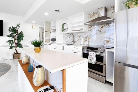 Condo in Hollywood, Florida, 1 bedroom  № 1872606 - photo 12