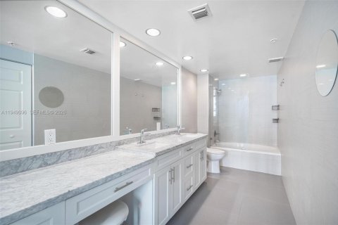 Condo in Miami, Florida, 2 bedrooms  № 2004874 - photo 22