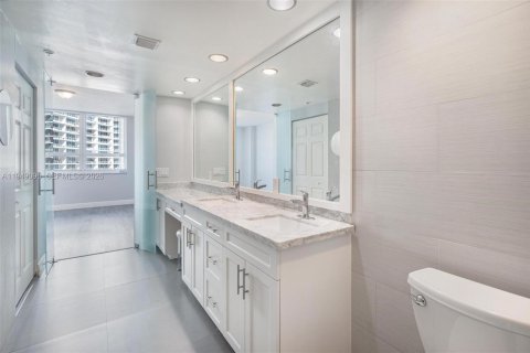 Condo in Miami, Florida, 2 bedrooms  № 2004874 - photo 23