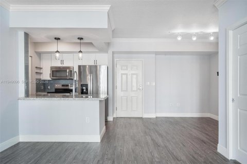 Condo in Miami, Florida, 2 bedrooms  № 2004874 - photo 8