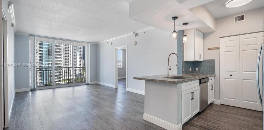 Condo in Miami, Florida, 2 bedrooms  № 2004874