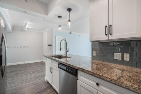 Condo in Miami, Florida, 2 bedrooms  № 2004874 - photo 5