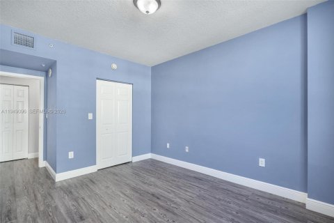 Condo in Miami, Florida, 2 bedrooms  № 2004874 - photo 26