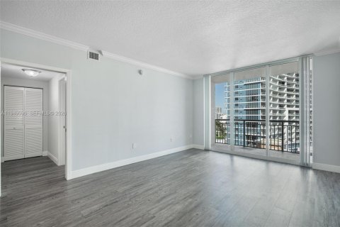 Condo in Miami, Florida, 2 bedrooms  № 2004874 - photo 10