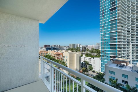 Condo in Miami, Florida, 2 bedrooms  № 2004874 - photo 16