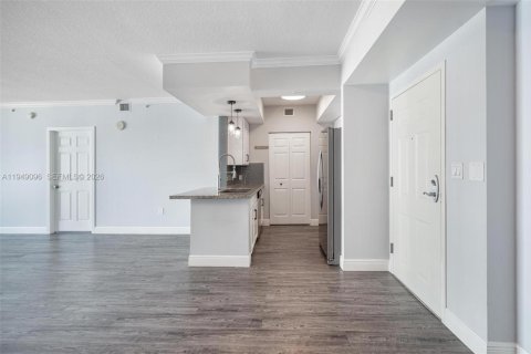 Condo in Miami, Florida, 2 bedrooms  № 2004874 - photo 9