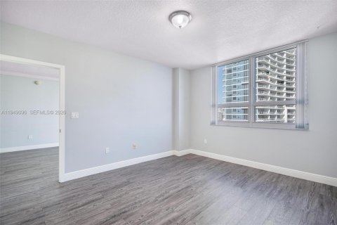 Condo in Miami, Florida, 2 bedrooms  № 2004874 - photo 20