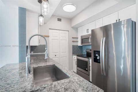 Condo in Miami, Florida, 2 bedrooms  № 2004874 - photo 2